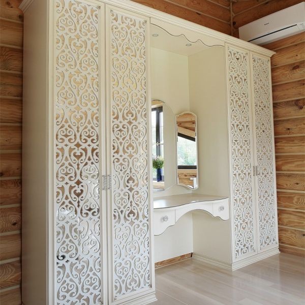 Aplicatii ornamentale pe mobilier