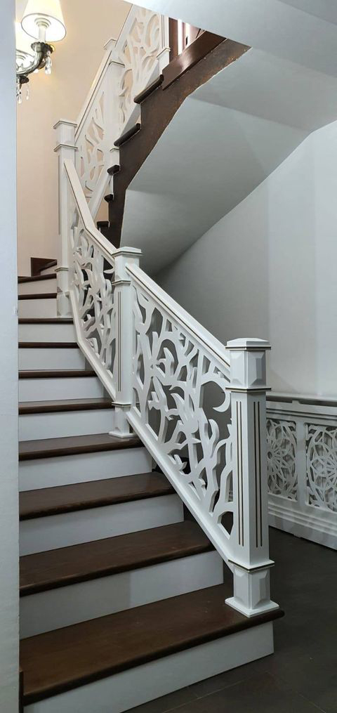 Balustrada cu stalpi ornamentali si mana curenta Alb & Auriu