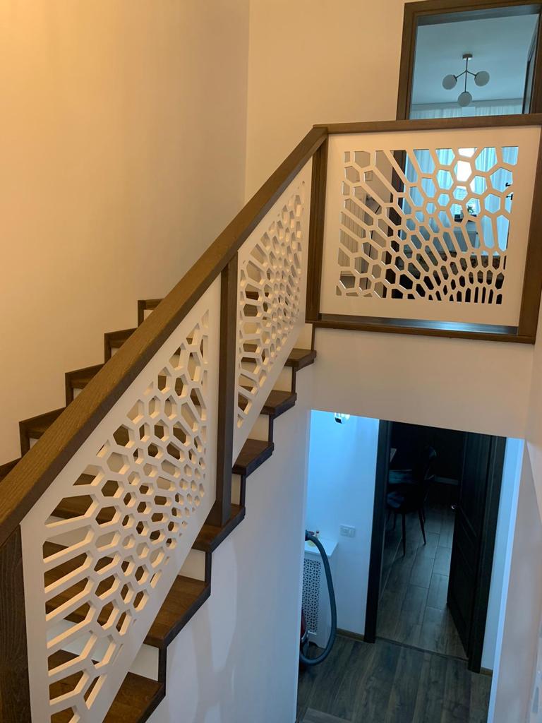 Balustrada Ornamentala cu stalpi simpli si mana curenta din MDF furniruit