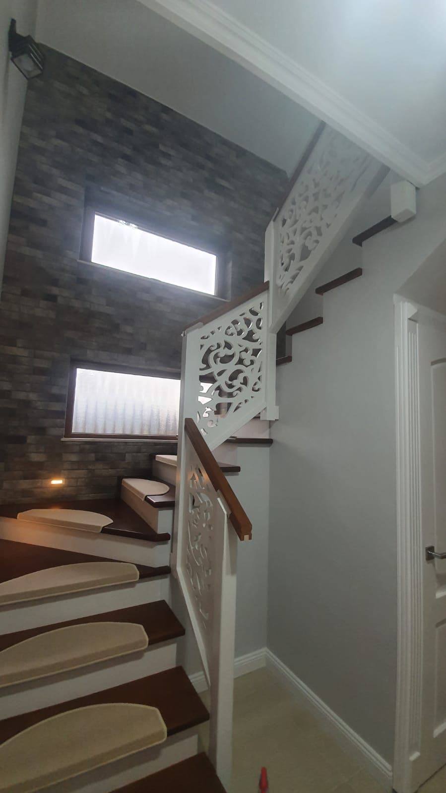 Balustrada Ornamentala cu stalpi simpli si mana curenta din stejar - Model Floral