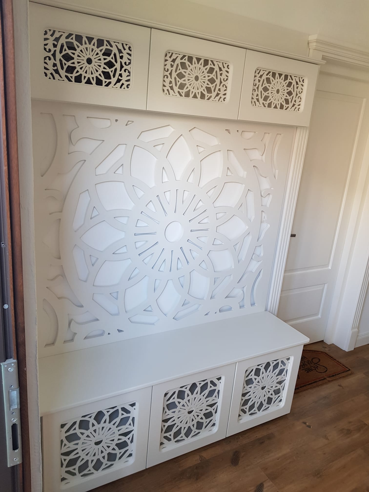 Cuier din material MDF vopsit, cu spatii de depozitare si masca panou electric - Model Floare Marocana