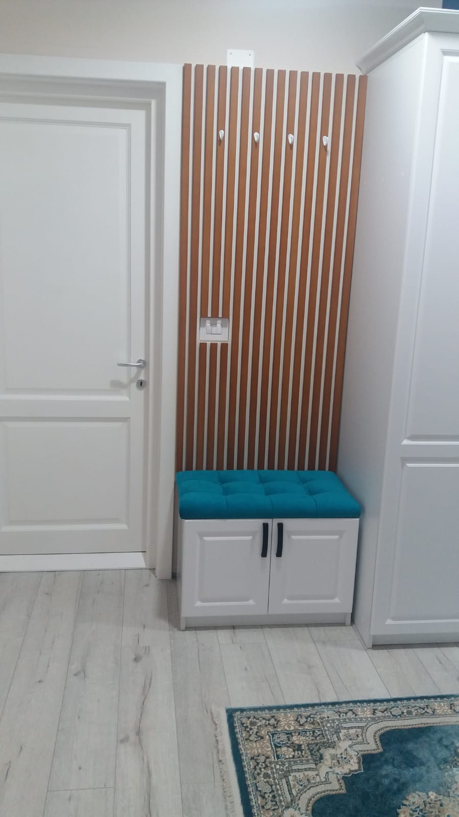 Cuier din riflaj cu spate - MDF furniruit