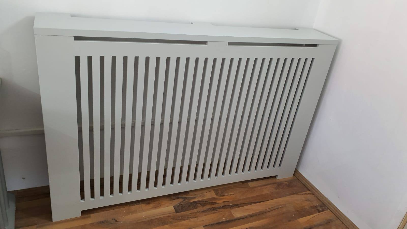 Masca de calorifer cu linii verticale si picior drept. LICHIDARE DE STOC!