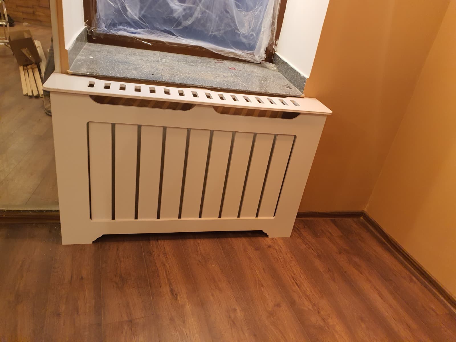 Masca de calorifer cu picior drept -Model Lamele Verticale