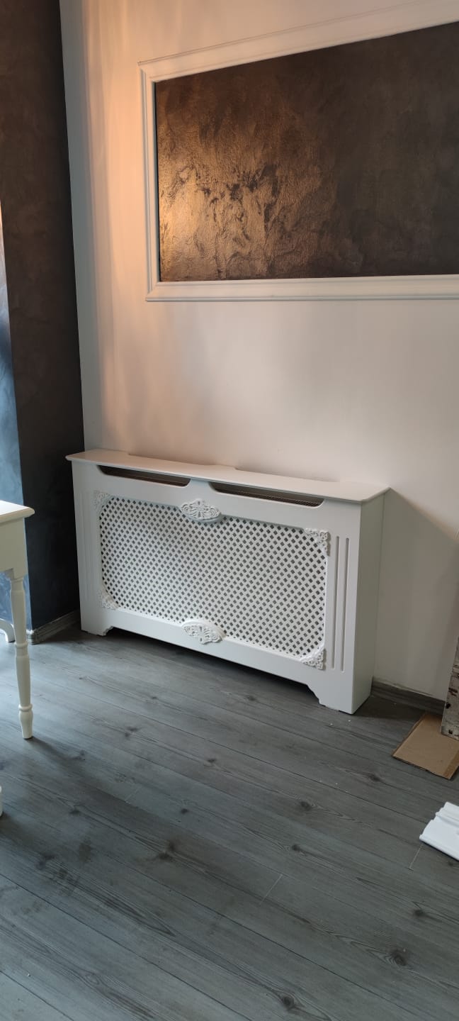 Masca de calorifer cu picior drept si aplicatii ornamentale