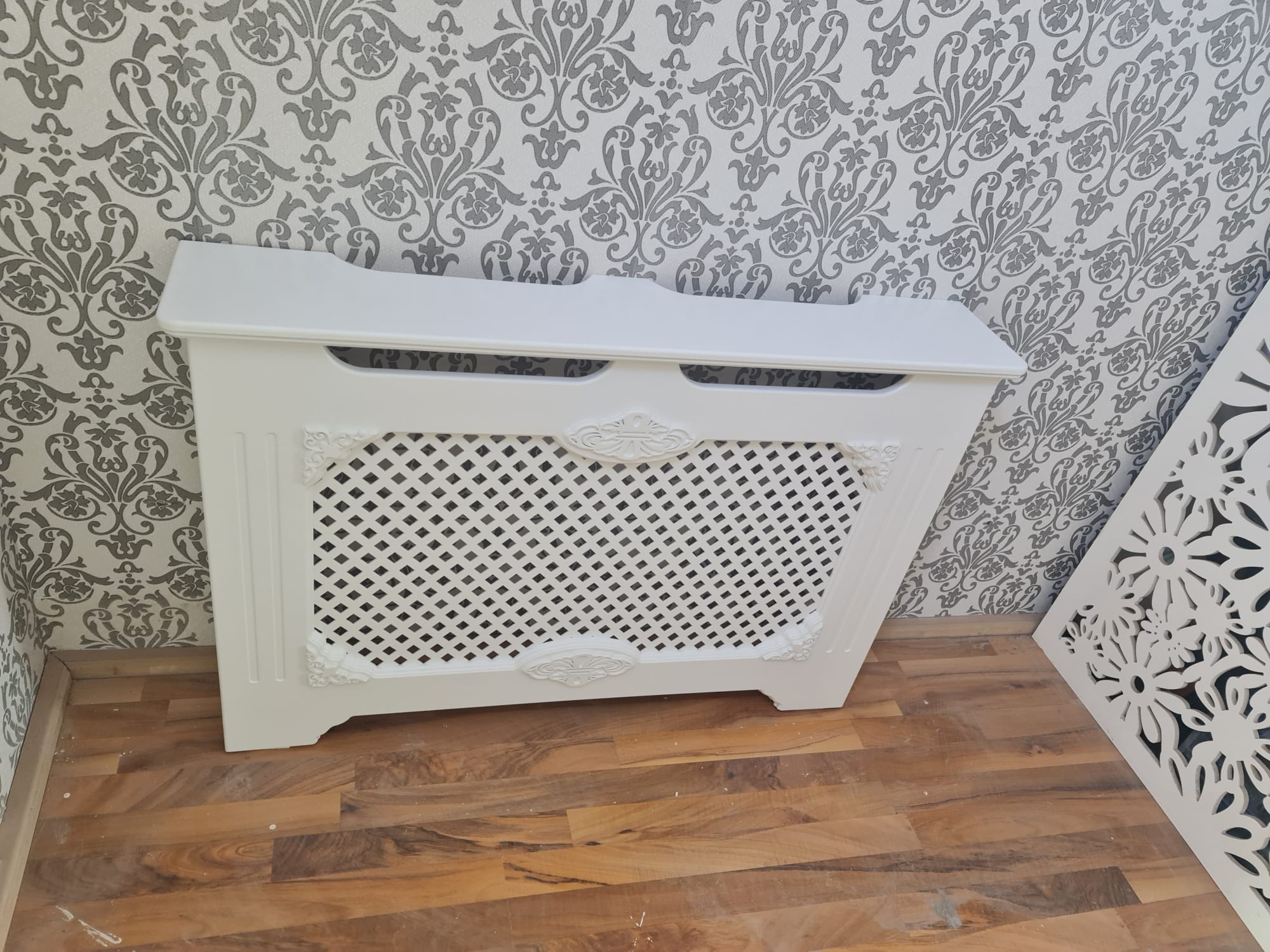 Masca de calorifer cu picior drept si aplicatii ornamentale. LICHIDARE DE STOC!