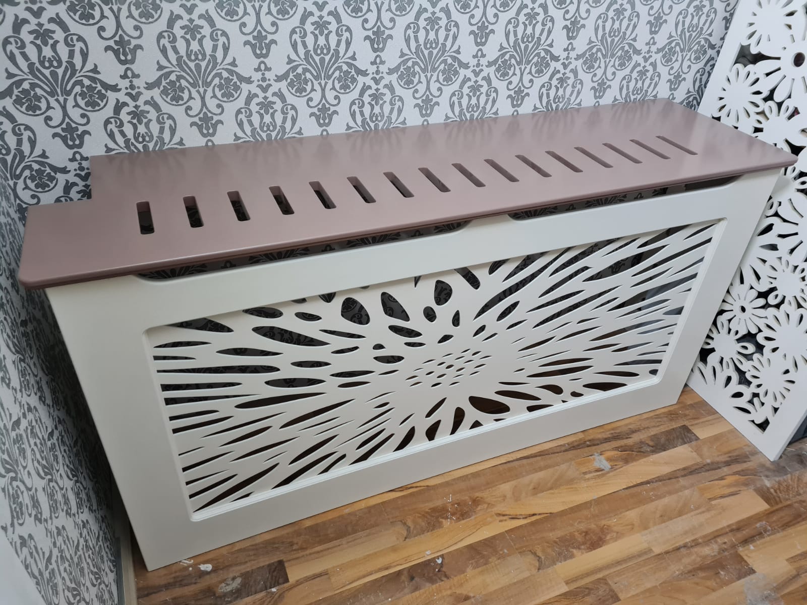 Masca de calorifer cu picior drept, vopsita in doua nuante - Model Flower Power