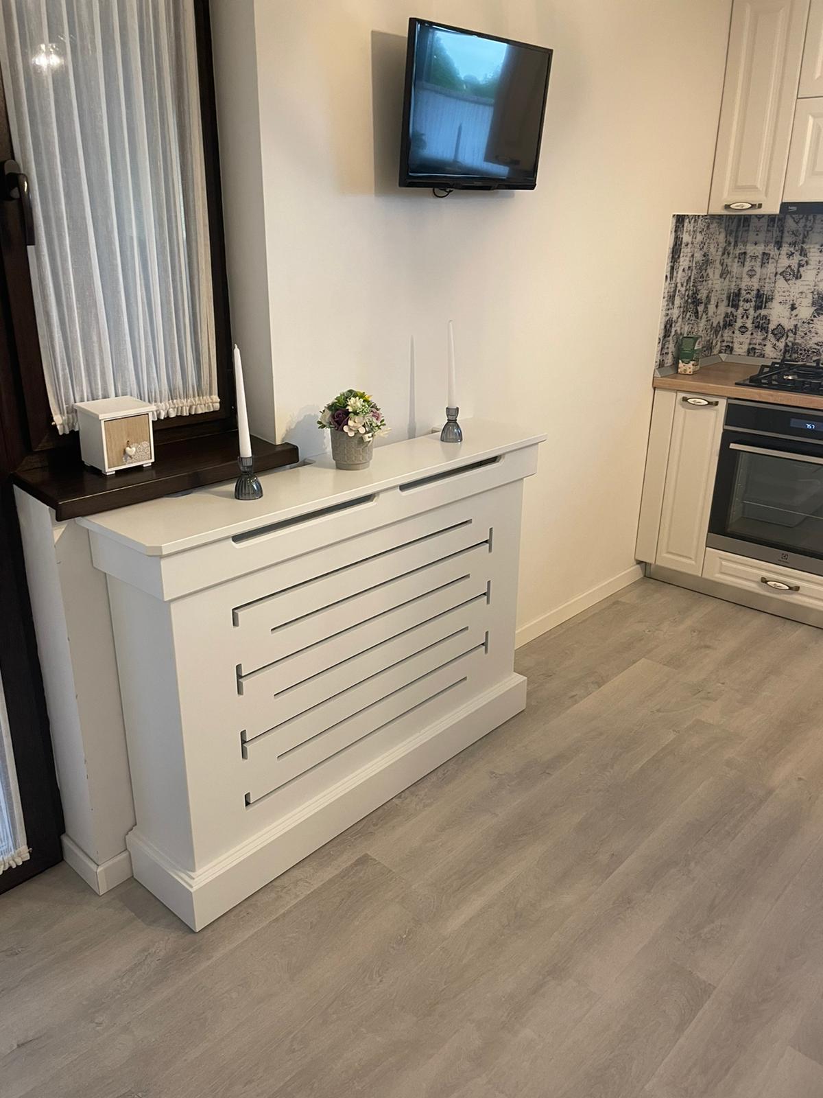 Masca de calorifer cu soclu evazat modern - Model Linii T Orizontale