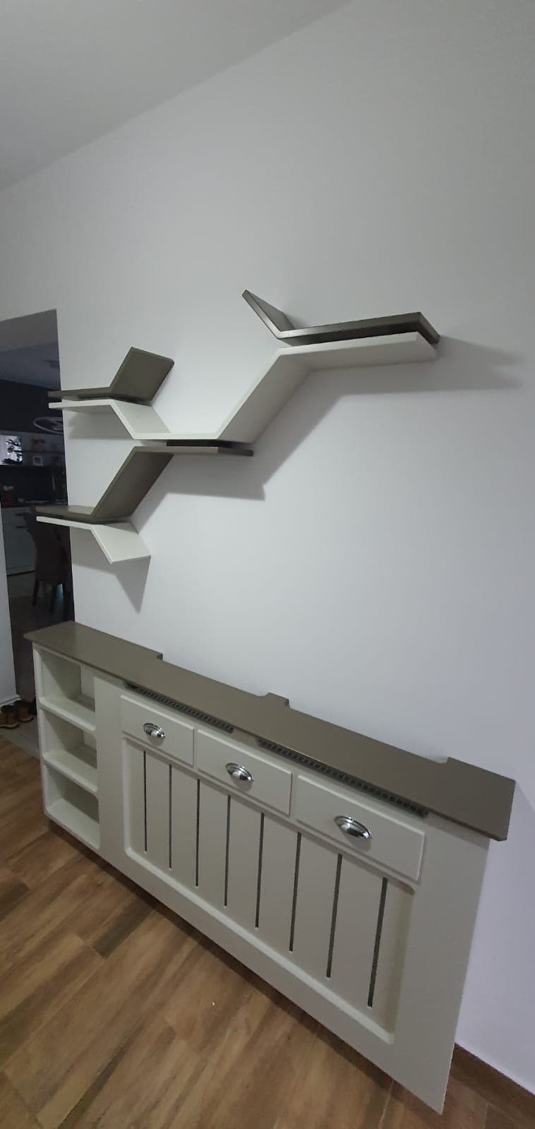 Masca de calorifer suspendata, cu sertare si rafturi