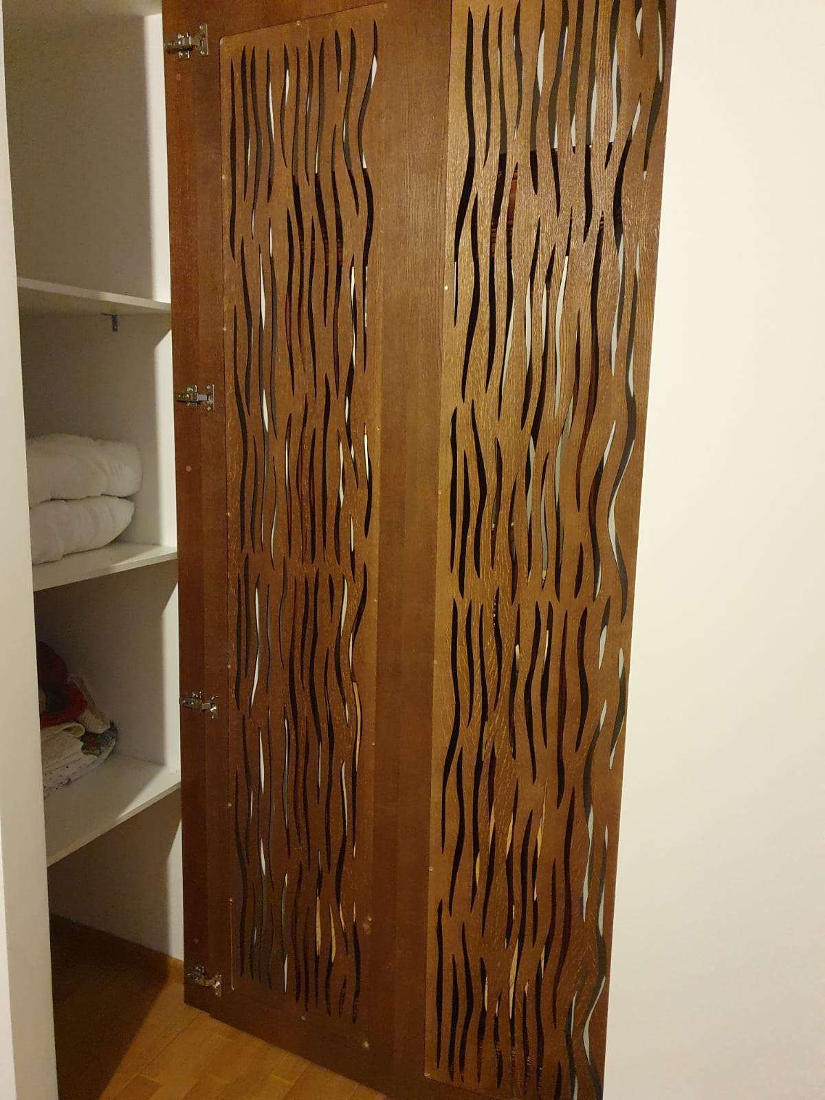 Usa cu balamale din MDF furniruit