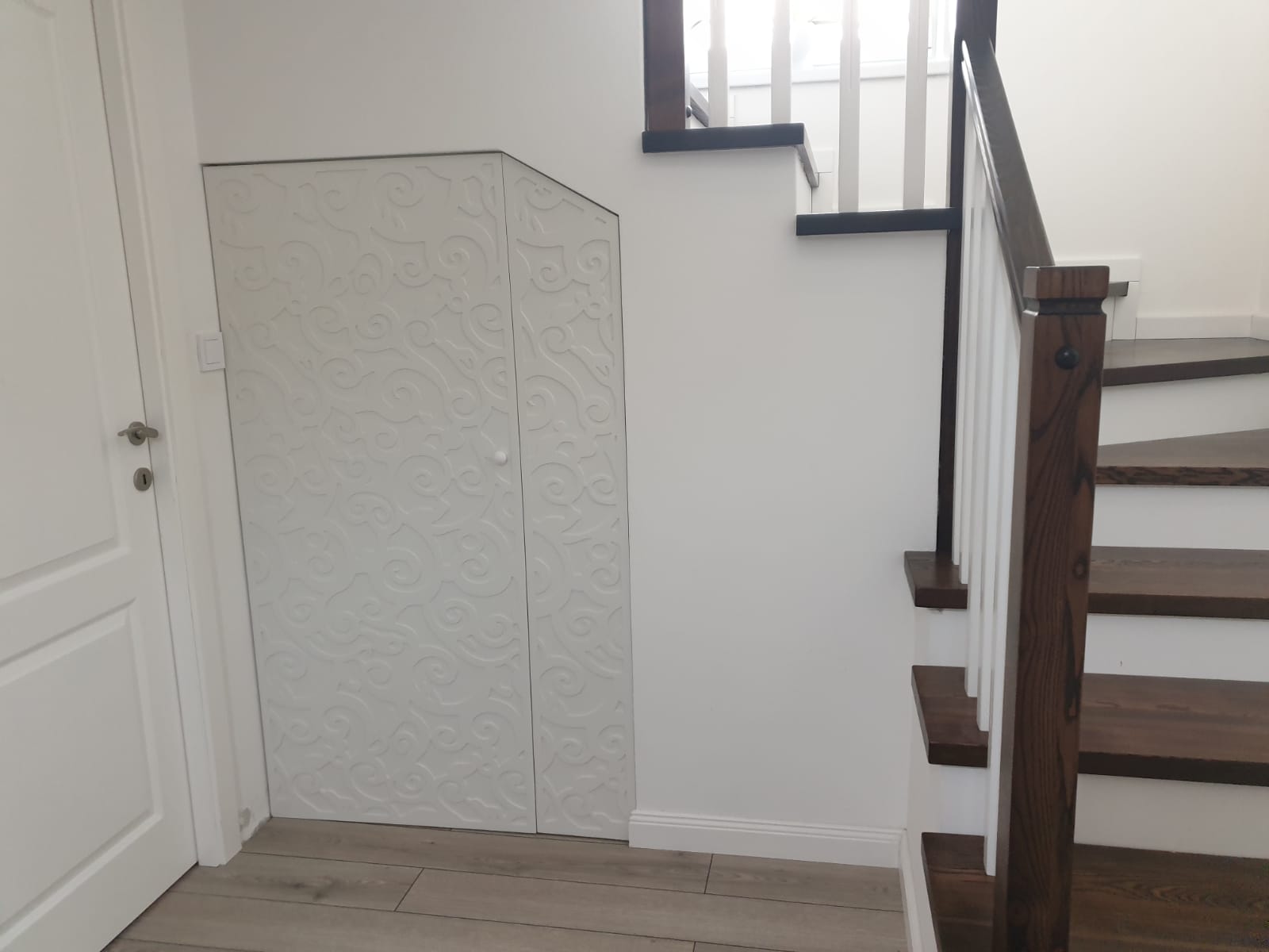 Usi cu balamale soft close pentru inchiderea spatiului de sub scari